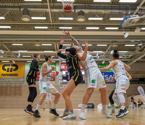 Klaudia Grudzien (23, GISA Lions SV Halle) gegen Addison Richards (Saarlouis) GISA Lions SV Halle vs. inexio Royals aus Saarlouis Basketball - 1. Bundesliga - ERDGAS Sportarena Halle (Saale) 27.12.2020 Foto: Holger John Sachsen-Anhalt Deutschland