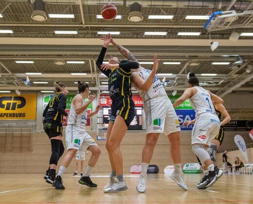 Klaudia Grudzien (23, GISA Lions SV Halle) gegen Addison Richards (Saarlouis) GISA Lions SV Halle vs. inexio Royals aus Saarlouis Basketball - 1. Bundesliga - ERDGAS Sportarena Halle (Saale) 27.12.2020 Foto: Holger John Sachsen-Anhalt Deutschland
