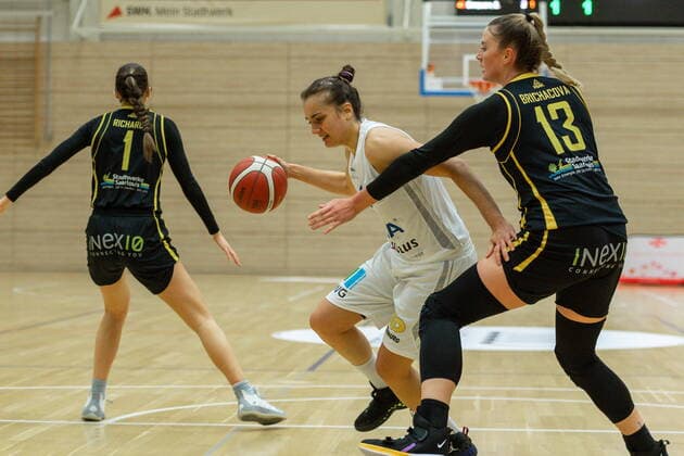 Styliani (Stella) Fouraki (15, GISA Lions SV Halle) gegen Klara BRICHACOVA (Saarlouis) GISA Lions SV Halle vs. inexio Royals aus Saarlouis Basketball - 1. Bundesliga - ERDGAS Sportarena Halle (Saale) 27.12.2020 Foto: Holger John Sachsen-Anhalt Deutschland