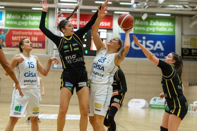 Klaudia Grudzien (23, GISA Lions SV Halle) gegen Addison Richards (Saarlouis) GISA Lions SV Halle vs. inexio Royals aus Saarlouis Basketball - 1. Bundesliga - ERDGAS Sportarena Halle (Saale) 27.12.2020 Foto: Holger John Sachsen-Anhalt Deutschland