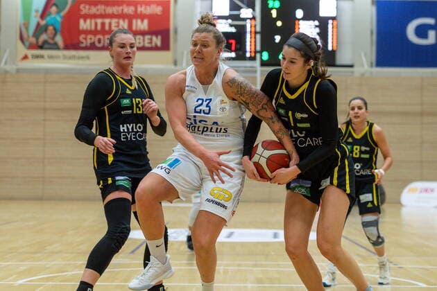 Klaudia Grudzien (23, GISA Lions SV Halle) gegen Addison Richards (Saarlouis) GISA Lions SV Halle vs. inexio Royals aus Saarlouis Basketball - 1. Bundesliga - ERDGAS Sportarena Halle (Saale) 27.12.2020 Foto: Holger John Sachsen-Anhalt Deutschland