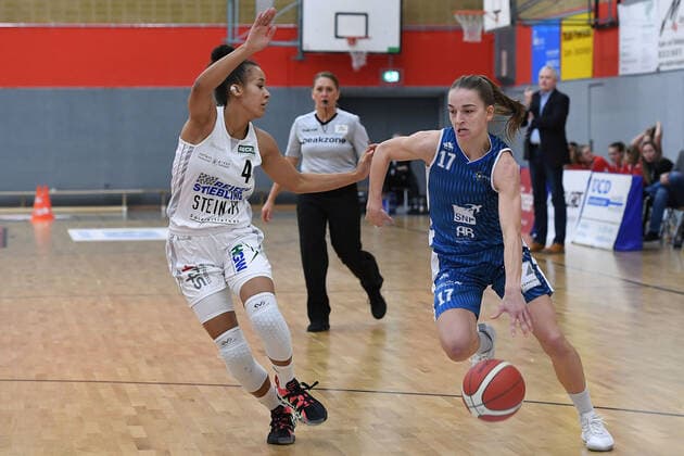 Basketball Damen 1. Bundesliga 10. Spieltag Herner TC - SNP BasCats USC Heidelberg am 27.12.2020 in der H2K Arena in Herne Laura Zolper ( Herne ), links - Britta Daub ( Heidelberg ), rechts