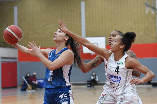 Basketball Damen 1. Bundesliga 10. Spieltag Herner TC - SNP BasCats USC Heidelberg am 27.12.2020 in der H2K Arena in Herne Inja Butina ( Heidelberg ), links - Laura Zolper ( Herne ), rechts