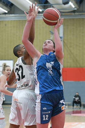 Basketball Damen 1. Bundesliga 10. Spieltag Herner TC - SNP BasCats USC Heidelberg am 27.12.2020 in der H2K Arena in Herne AeRianna Harris ( Herne ), links - Madison Nelson ( Heidelberg ), rechts