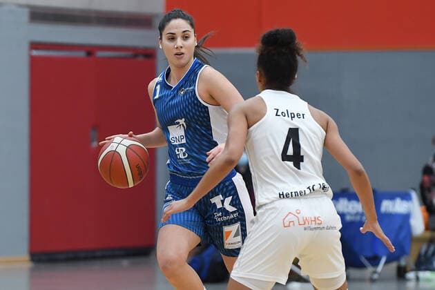 Basketball Damen 1. Bundesliga 10. Spieltag Herner TC - SNP BasCats USC Heidelberg am 27.12.2020 in der H2K Arena in Herne Inja Butina ( Heidelberg ), hinten - Laura Zolper ( Herne ), vorne