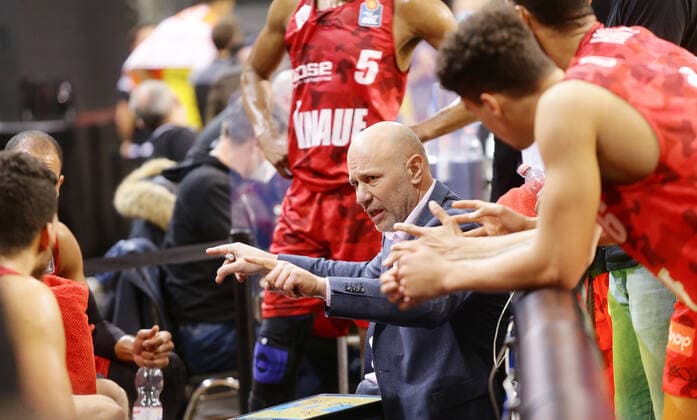 Ludwigsburg , Basketball easyCredit BBL Bundesliga , MHP RIESEN Ludwigsburg vs. s.Oliver Würzburg , Denis Wucherer ( Trainer Würzburg ) bei seiner Auszeit