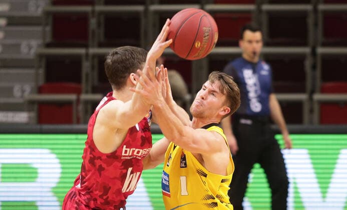 Ludwigsburg , Basketball easyCredit BBL Bundesliga , MHP RIESEN Ludwigsburg vs. s.Oliver Würzburg , von links: Nils Haßfurther ( Würz ) Jordan Hulls ( Riesen )
