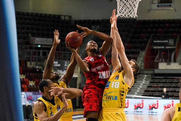Justin Sears (s. Oliver Wuerzburg) am Korb gegen Jonas Wohlfarth-Bottermann (MHP Riesen Ludwigsburg) und Yorman Polas Bartolo (MHP Riesen Ludwigsburg), GER, MHP Riesen Ludwigsburg vs. s.Oliver Wuerzburg, 27.12.2020, 9. Spieltag easycredit Basketball Bundesliga, Spielzeit 2020 2021. GER, MHP Riesen Ludwigsburg vs. s.Oliver Wuerzburg, 27.12.2020, 9. Spieltag easycredit Basketball Bundesliga, Spielzeit 2020 2021. Ludwigsburg Copyright: xMemmlerx Eibner-Pressefotox EP_mmr