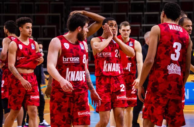 enttaeuscht: Cameron Hunt (s.Oliver Wuerzburg 24) ; Tyson Ward (s.Oliver Wuerzburg 3) ; Tayler Persons (s.Oliver Wuerzburg 8) ; Joshua Obiesie (s.Oliver Wuerzburg 6) ; 1. Basketball Bundesliga: MHP RIESEN Ludwigsburg - S.Oliver Wuerzburg am 27.12.2020 in Ludwigsburg (MHPArena), Baden-Wuerttemberg, Deutschland . 27.12.20 Basketball , 27.12.2020, (Deutschland)