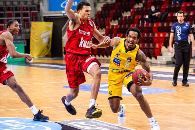 Tyson Ward (s.Oliver Wuerzburg 3) ; Barry Brown Jr. (MHP RIESEN Ludwigsburg 5) ; 1. Basketball Bundesliga: MHP RIESEN Ludwigsburg - S.Oliver Wuerzburg am 27.12.2020 in Ludwigsburg (MHPArena), Baden-Wuerttemberg, Deutschland . 27.12.20 Basketball , 27.12.2020, (Deutschland)