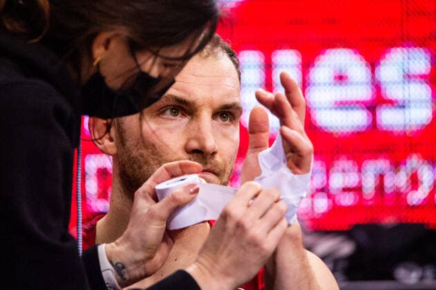 Hand verletzt: Felix Hoffmann (s.Oliver Wuerzburg 34) ; 1. Basketball Bundesliga: MHP RIESEN Ludwigsburg - S.Oliver Wuerzburg am 27.12.2020 in Ludwigsburg (MHPArena), Baden-Wuerttemberg, Deutschland . 27.12.20 Basketball , 27.12.2020, (Deutschland)