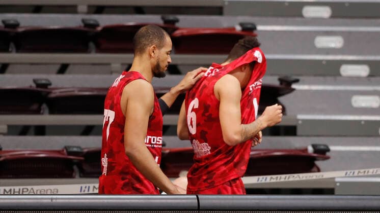 Sport Bilder des Tages Deutschland, Ludwigsburg, MHPArena, 27.12.2020, emspor, emonline, despor, deonline, MHP RIESEN Ludwigsburg - s.Oliver Wuerzburg, Basketball, BBL Bild: v. li. Alex King (s.Oliver Wuerzburg) troestet Joshua Obiesie (s.Oliver Wuerzburg) DFL REGULATIONS PROHIBIT ANY USE OF PHOTOGRAPHS AS IMAGE SEQUENCES AND OR QUASI-VIDEO. Copyright: HMBxMedia xHeikoxBecker
