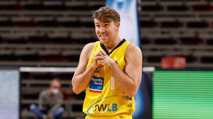 Deutschland, Ludwigsburg, MHPArena, 27.12.2020, emspor, emonline, despor, deonline, MHP RIESEN Ludwigsburg - s.Oliver Wuerzburg, Basketball, BBL Bild: v. li. Jordan Hulls (MHP RIESEN) DFL REGULATIONS PROHIBIT ANY USE OF PHOTOGRAPHS AS IMAGE SEQUENCES AND OR QUASI-VIDEO. Copyright: HMBxMedia xHeikoxBecker