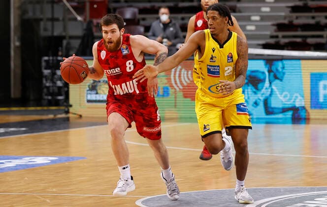 Deutschland, Ludwigsburg, MHPArena, 27.12.2020, emspor, emonline, despor, deonline, MHP RIESEN Ludwigsburg - s.Oliver Wuerzburg, Basketball, BBL Bild: v. li. Tayler Persons (s.Oliver Wuerzburg) und Tremmell Darden (MHP RIESEN) DFL REGULATIONS PROHIBIT ANY USE OF PHOTOGRAPHS AS IMAGE SEQUENCES AND OR QUASI-VIDEO. Copyright: HMBxMedia xHeikoxBecker