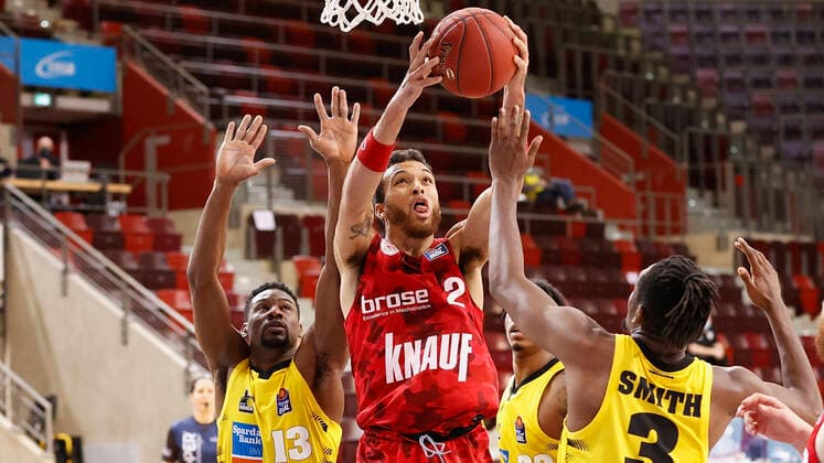 Deutschland, Ludwigsburg, MHPArena, 27.12.2020, emspor, emonline, despor, deonline, MHP RIESEN Ludwigsburg - s.Oliver Wuerzburg, Basketball, BBL Bild: v. li. Yorman Polas Bartolo (MHP RIESEN), Brekkott Chapman (s.Oliver Wuerzburg), Tremmell Darden (MHP RIESEN) und Jaleen Smith (MHP RIESEN) DFL REGULATIONS PROHIBIT ANY USE OF PHOTOGRAPHS AS IMAGE SEQUENCES AND OR QUASI-VIDEO. Copyright: HMBxMedia xHeikoxBecker