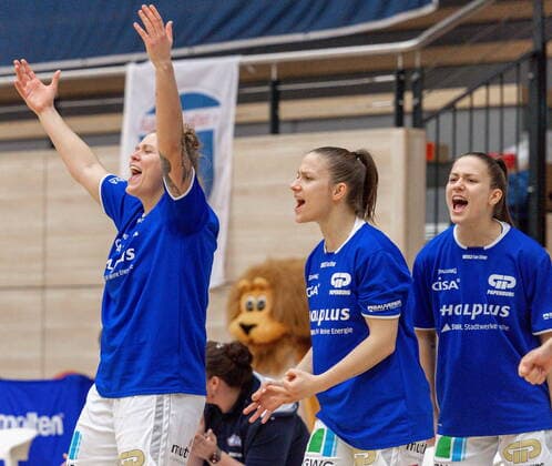 Jubel der GISA Lions nach einem 3-er. Klaudia Grudzien (23, GISA Lions SV Halle) und Janina Schinkel (14, GISA Lions SV Halle) jubeln am stärksten GISA Lions SV Halle vs. inexio Royals aus Saarlouis Basketball - 1. Bundesliga - ERDGAS Sportarena Halle (Saale) 27.12.2020 Foto: Holger John Sachsen-Anhalt Deutschland