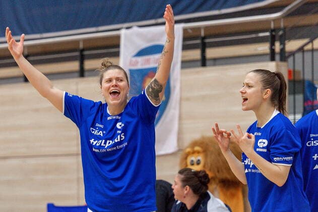 Jubel der GISA Lions nach einem 3-er. Klaudia Grudzien (23, GISA Lions SV Halle) und Janina Schinkel (14, GISA Lions SV Halle) jubeln am stärksten GISA Lions SV Halle vs. inexio Royals aus Saarlouis Basketball - 1. Bundesliga - ERDGAS Sportarena Halle (Saale) 27.12.2020 Foto: Holger John Sachsen-Anhalt Deutschland
