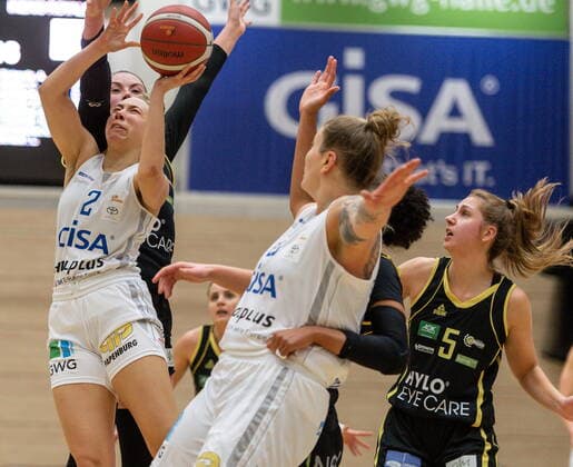Darien Huff (02, GISA Lions SV Halle) gegen Klara BRICHACOVA (Saarlouis) GISA Lions SV Halle vs. inexio Royals aus Saarlouis Basketball - 1. Bundesliga - ERDGAS Sportarena Halle (Saale) 27.12.2020 Foto: Holger John Sachsen-Anhalt Deutschland