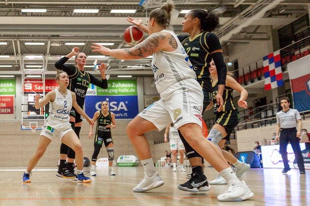 Klaudia Grudzien (23, GISA Lions SV Halle) gegen Chelsea Waters (Saarlouis) GISA Lions SV Halle vs. inexio Royals aus Saarlouis Basketball - 1. Bundesliga - ERDGAS Sportarena Halle (Saale) 27.12.2020 Foto: Holger John Sachsen-Anhalt Deutschland