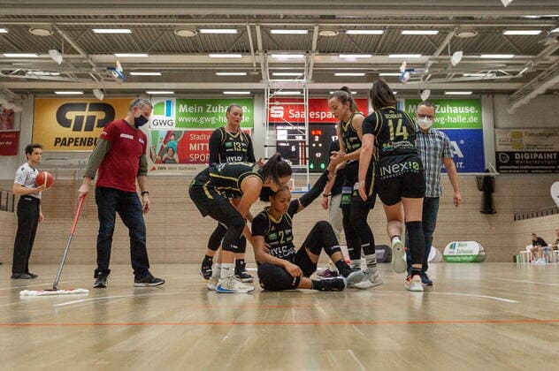 Chelsea Waters (Saarlouis) musste kurz behandelt werden. Konnte aber weiterspielen GISA Lions SV Halle vs. inexio Royals aus Saarlouis Basketball - 1. Bundesliga - ERDGAS Sportarena Halle (Saale) 27.12.2020 Foto: Holger John Sachsen-Anhalt Deutschland