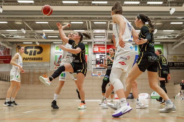 Styliani (Stella) Fouraki (15, GISA Lions SV Halle) gegen Linn Schüler (Saarlouis) GISA Lions SV Halle vs. inexio Royals aus Saarlouis Basketball - 1. Bundesliga - ERDGAS Sportarena Halle (Saale) 27.12.2020 Foto: Holger John Sachsen-Anhalt Deutschland