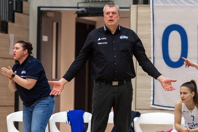 Peter Kortmann (Head Coach, GISA Lions SV Halle) beschwert sich beim Schiedsrichter GISA Lions SV Halle vs. inexio Royals aus Saarlouis Basketball - 1. Bundesliga - ERDGAS Sportarena Halle (Saale) 27.12.2020 Foto: Holger John Sachsen-Anhalt Deutschland