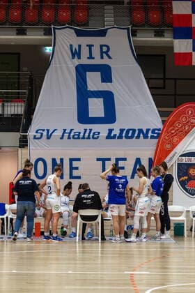Auszeit der GISA Lions GISA Lions SV Halle vs. inexio Royals aus Saarlouis Basketball - 1. Bundesliga - ERDGAS Sportarena Halle (Saale) 27.12.2020 Foto: Holger John Sachsen-Anhalt Deutschland