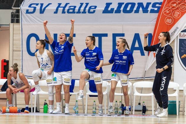Jubel der GISA Lions nach einem 3-er. Klaudia Grudzien (23, GISA Lions SV Halle) und Janina Schinkel (14, GISA Lions SV Halle) jubeln am stärksten GISA Lions SV Halle vs. inexio Royals aus Saarlouis Basketball - 1. Bundesliga - ERDGAS Sportarena Halle (Saale) 27.12.2020 Foto: Holger John Sachsen-Anhalt Deutschland