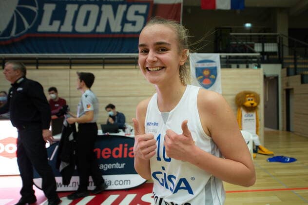 Lilly Oswald (16, GISA Lions SV Halle) macht ihre ersten Körbe für die GISA Lions und freut sich riesig GISA Lions SV Halle vs. inexio Royals aus Saarlouis Basketball - 1. Bundesliga - ERDGAS Sportarena Halle (Saale) 27.12.2020 Foto: Holger John Sachsen-Anhalt Deutschland