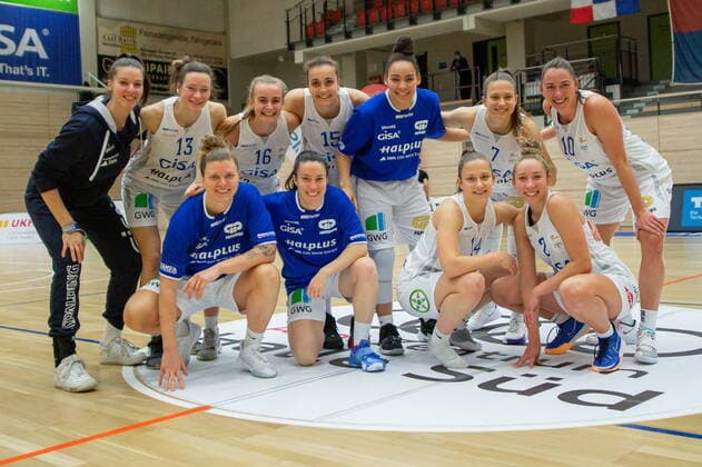Die GISA Lions gewinnen auch dieses Spiel. JUbel der Mannschaft nach dem Abpfiff GISA Lions SV Halle vs. inexio Royals aus Saarlouis Basketball - 1. Bundesliga - ERDGAS Sportarena Halle (Saale) 27.12.2020 Foto: Holger John Sachsen-Anhalt Deutschland