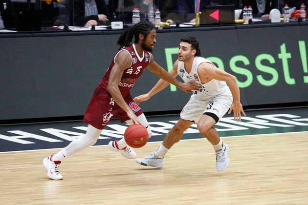 BBL easyCredit Basketball Bundesliga Saison 2020 2021 9. Spieltag am Sonntag, 27. Dezember 2020 in der edel-optics.de Arena in Hamburg: Hamburg Towers - NINERS Chemnitz v.l. Marcus Thornton ( Chemnitz ), Max DiLeo ( Towers ) Hamburg Towers - NINERS Chemnitz
