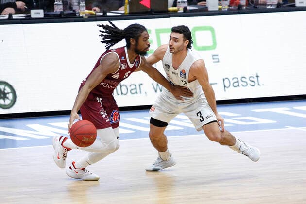 BBL easyCredit Basketball Bundesliga Saison 2020 2021 9. Spieltag am Sonntag, 27. Dezember 2020 in der edel-optics.de Arena in Hamburg: Hamburg Towers - NINERS Chemnitz v.l. Marcus Thornton ( Chemnitz ), Max DiLeo ( Towers ) Hamburg Towers - NINERS Chemnitz
