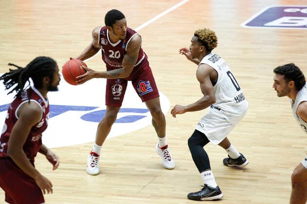 BBL easyCredit Basketball Bundesliga Saison 2020 2021 9. Spieltag am Sonntag, 27. Dezember 2020 in der edel-optics.de Arena in Hamburg: Hamburg Towers - NINERS Chemnitz v.l. Wes Clark ( Chemnitz ), TJ Shorts II ( Towers ) Hamburg Towers - NINERS Chemnitz
