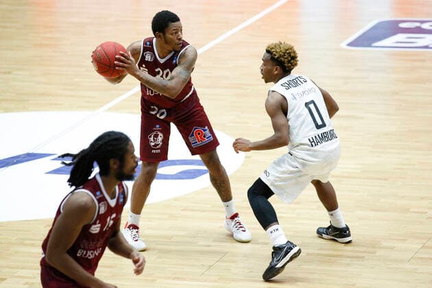 BBL easyCredit Basketball Bundesliga Saison 2020 2021 9. Spieltag am Sonntag, 27. Dezember 2020 in der edel-optics.de Arena in Hamburg: Hamburg Towers - NINERS Chemnitz v.l. Wes Clark ( Chemnitz ), TJ Shorts II ( Towers ) Hamburg Towers - NINERS Chemnitz