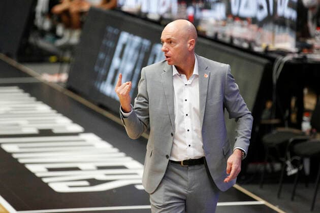 BBL easyCredit Basketball Bundesliga Saison 2020 2021 9. Spieltag am Sonntag, 27. Dezember 2020 in der edel-optics.de Arena in Hamburg: Hamburg Towers - NINERS Chemnitz Headcoach Rodrigo Pastore ( Chemnitz ) Hamburg Towers - NINERS Chemnitz
