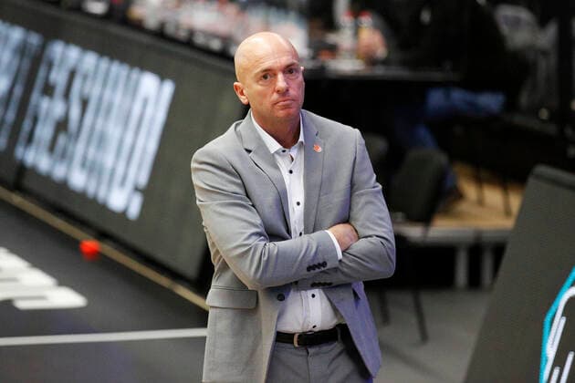 BBL easyCredit Basketball Bundesliga Saison 2020 2021 9. Spieltag am Sonntag, 27. Dezember 2020 in der edel-optics.de Arena in Hamburg: Hamburg Towers - NINERS Chemnitz Headcoach Rodrigo Pastore ( Chemnitz ) Hamburg Towers - NINERS Chemnitz