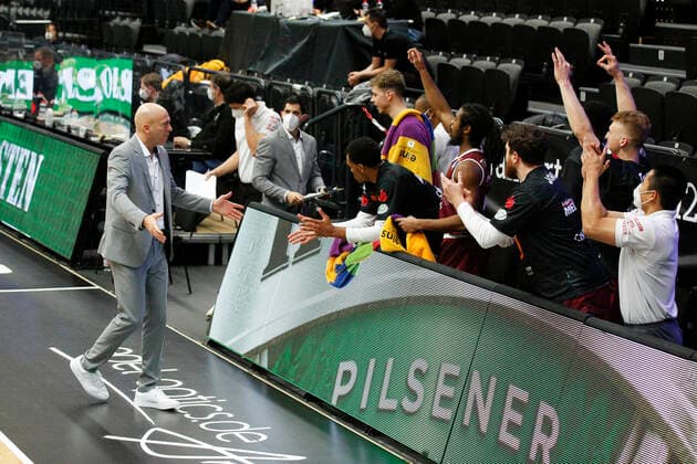 BBL easyCredit Basketball Bundesliga Saison 2020 2021 9. Spieltag am Sonntag, 27. Dezember 2020 in der edel-optics.de Arena in Hamburg: Hamburg Towers - NINERS Chemnitz Headcoach Rodrigo Pastore ( Chemnitz ), Jubel auf der Bank der NINERS Chemnitz Hamburg Towers - NINERS Chemnitz