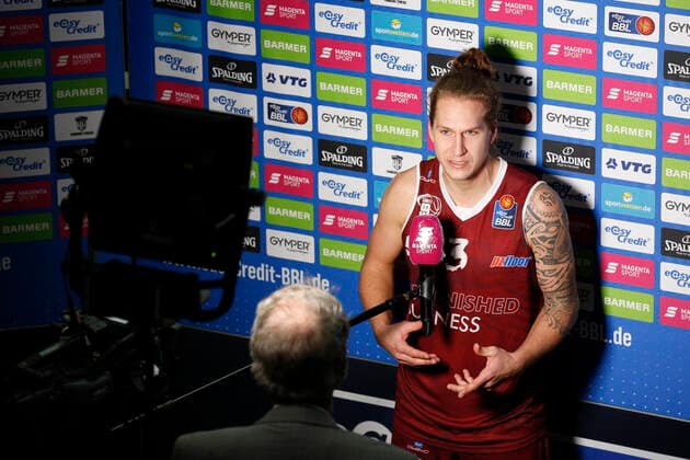 BBL easyCredit Basketball Bundesliga Saison 2020 2021 9. Spieltag am Sonntag, 27. Dezember 2020 in der edel-optics.de Arena in Hamburg: Hamburg Towers - NINERS Chemnitz Malte Ziegenhagen ( Chemnitz ) im Interview mit Magenta Hamburg Towers - NINERS Chemnitz