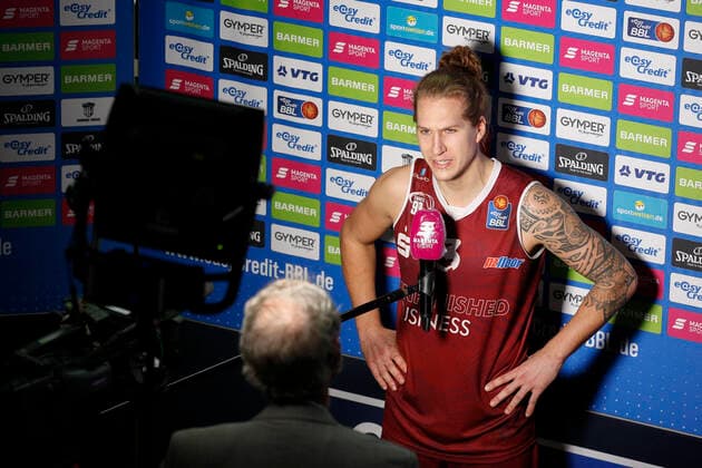 BBL easyCredit Basketball Bundesliga Saison 2020 2021 9. Spieltag am Sonntag, 27. Dezember 2020 in der edel-optics.de Arena in Hamburg: Hamburg Towers - NINERS Chemnitz Malte Ziegenhagen ( Chemnitz ) im Interview mit Magenta Hamburg Towers - NINERS Chemnitz