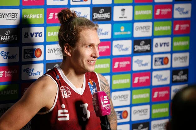 BBL easyCredit Basketball Bundesliga Saison 2020 2021 9. Spieltag am Sonntag, 27. Dezember 2020 in der edel-optics.de Arena in Hamburg: Hamburg Towers - NINERS Chemnitz Malte Ziegenhagen ( Chemnitz ) im Interview mit Magenta Hamburg Towers - NINERS Chemnitz
