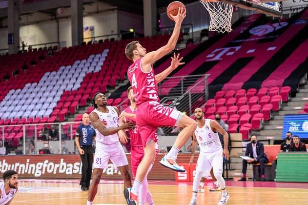 easyCredit BBL, Telekom Baskets Bonn vs. BG Goettingen, 27.12.2020 Strahinja Micovic (Telekom Baskets Bonn 4), easyCredit BBL, Telekom Baskets Bonn vs. BG Goettingen am 27.12.2020 im Telekom Dome Bonn, Bonn (Nordrhein-Westfalen) Copyright: xBEAUTIFULxSPORTS Mueller-Laschetx