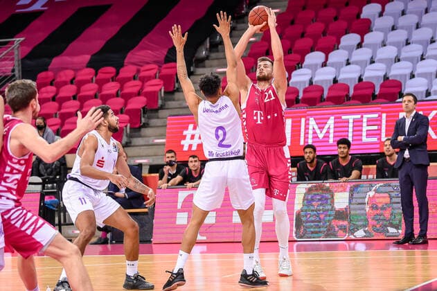 easyCredit BBL, Telekom Baskets Bonn vs. BG Goettingen, 27.12.2020 Leon Kratzer (Telekom Baskets Bonn 21), easyCredit BBL, Telekom Baskets Bonn vs. BG Goettingen am 27.12.2020 im Telekom Dome Bonn, Bonn (Nordrhein-Westfalen) Copyright: xBEAUTIFULxSPORTS Mueller-Laschetx