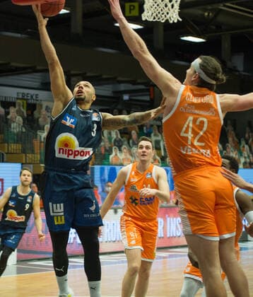 GER, Basketball, RASTA Vechta vs Crailsheim Merlins 27.12.2020, RASTA Dome, Vechta, GER, easy Credit-BBL, RASTA Vechta vs s. Crailsheim Merlins, im Bild Maurice STUCKEY ( Crailsheim MERLINS 3 ) gegen Dennis CLIFFORD (Rasta Vechta 42 )