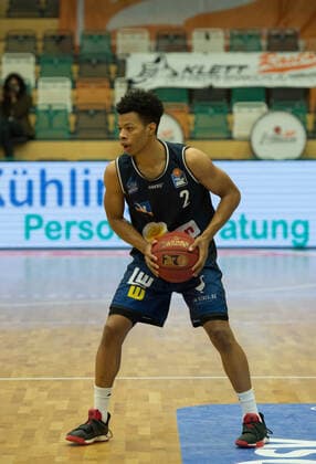 GER, Basketball, RASTA Vechta vs Crailsheim Merlins 27.12.2020, RASTA Dome, Vechta, GER, easy Credit-BBL, RASTA Vechta vs s. Crailsheim Merlins, im Bild Trae BELL-HAYNES( Crailsheim MERLINS 2 ) Einzelaktion, Ganzkörper Ganzkoerper