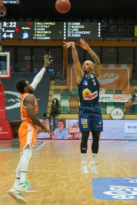 GER, Basketball, RASTA Vechta vs Crailsheim Merlins 27.12.2020, RASTA Dome, Vechta, GER, easy Credit-BBL, RASTA Vechta vs s. Crailsheim Merlins, im Bild Maurice STUCKEY ( Crailsheim MERLINS 3 ) Josh YOUNG (Rasta Vechta 8 )