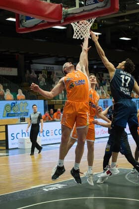 GER, Basketball, RASTA Vechta vs Crailsheim Merlins 27.12.2020, RASTA Dome, Vechta, GER, easy Credit-BBL, RASTA Vechta vs s. Crailsheim Merlins, im Bild strecken muessen sich die Rasta Spieler Dennis CLIFFORD (Rasta Vechta 42 ) Jamuni McNEACE ( Crailsheim MERLINS 17 ) Philipp HERKENHOFF (Rasta Vechta 14 )