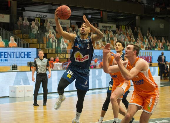 GER, Basketball, RASTA Vechta vs Crailsheim Merlins 27.12.2020, RASTA Dome, Vechta, GER, easy Credit-BBL, RASTA Vechta vs s. Crailsheim Merlins, im Bild zum Korb Maurice STUCKEY ( Crailsheim MERLINS 3 ) Philipp HERKENHOFF (Rasta Vechta 14 )