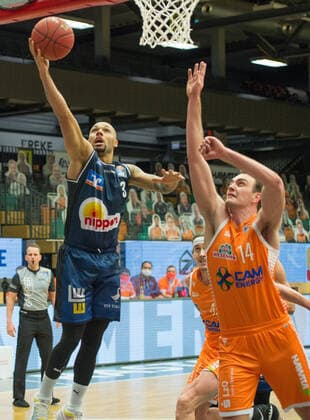 GER, Basketball, RASTA Vechta vs Crailsheim Merlins 27.12.2020, RASTA Dome, Vechta, GER, easy Credit-BBL, RASTA Vechta vs s. Crailsheim Merlins, im Bild zum Korb Maurice STUCKEY ( Crailsheim MERLINS 3 ) Philipp HERKENHOFF (Rasta Vechta 14 )