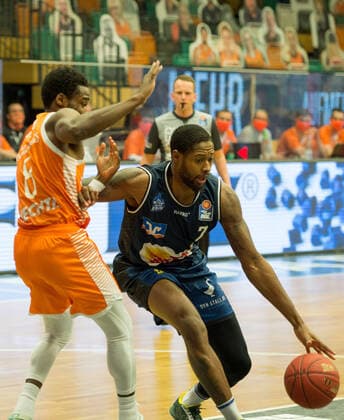 GER, Basketball, RASTA Vechta vs Crailsheim Merlins 27.12.2020, RASTA Dome, Vechta, GER, easy Credit-BBL, RASTA Vechta vs s. Crailsheim Merlins, im Bild Haywood HIGHSMITH ( Crailsheim MERLINS 7 ) Josh YOUNG (Rasta Vechta 8 )