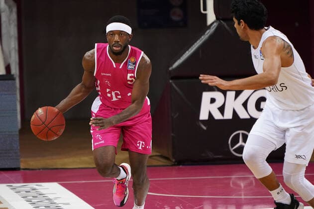 GER, easyCredit BBL, Herren, Telekom Baskets Bonn vs. BG Goettingen 27.12.2020, Telekom Dome, Bonn, GER, easyCredit BBL, Herren, Telekom Baskets Bonn vs. BG Goettingen, im Bild picture shows: Josh Hagins (Telekom Bonn 13), im Zweikampf gegen Jorge Gutiérrez (Goettingen 7),